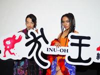 　「犬王」の舞台挨拶に登壇した森山未來（左）とアヴちゃん＝大阪・梅田ブルク７