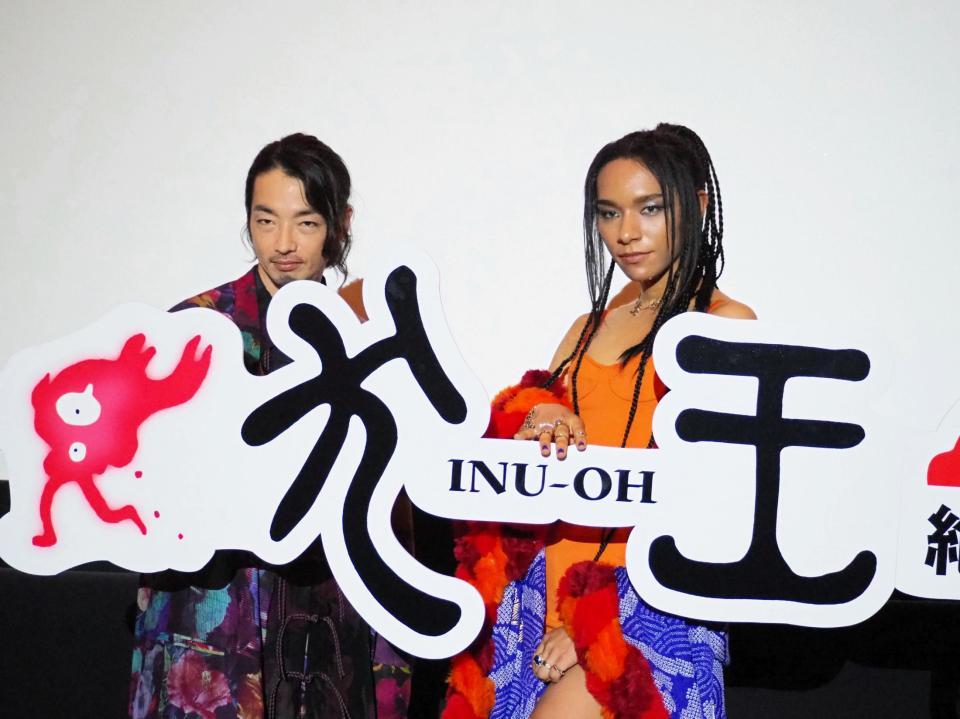 　「犬王」の舞台挨拶に登壇した森山未來（左）とアヴちゃん＝大阪・梅田ブルク７