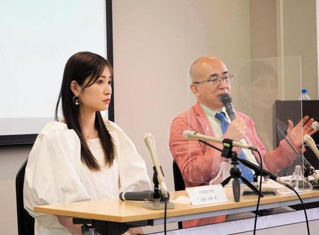 　会見に出席した吉田朱里（左）と大阪観光局の溝畑宏理事長