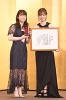 菊田一夫演劇大賞を受賞した上白石萌音（左）と橋本環奈＝東京千代田区の東京會舘（撮影・園田高夫）