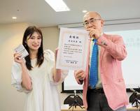 　会見に出席した吉田朱里（左）と大阪観光局の溝畑宏理事長