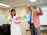 　会見に出席した吉田朱里（左）と大阪観光局の溝畑宏理事長