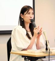 　会見する吉田朱里