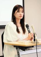 　会見する吉田朱里