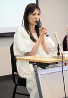 　会見する吉田朱里