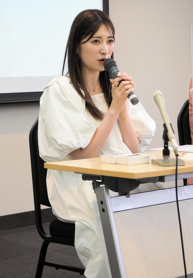 　会見する吉田朱里