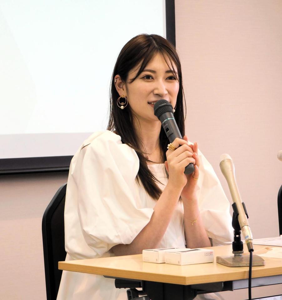 　会見する吉田朱里