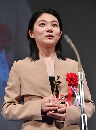 　助演女優賞を受賞した三浦透子（撮影・佐々木彰尚）