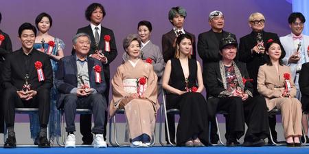 　授賞式に出席した（前列左から）鈴木亮平、小倉智昭、富司純子、瀧内公美、古田新太、三浦透子＝東京国際フォーラム（撮影・佐々木彰尚）