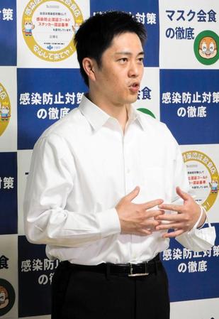 囲み取材に応じた吉村洋文知事＝３１日、大阪府庁