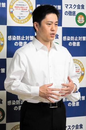 囲み取材に応じた吉村洋文知事＝３１日、大阪府庁