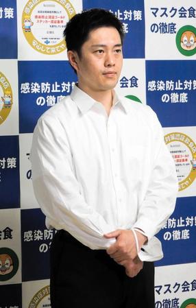 囲み取材に応じた吉村洋文知事＝３１日、大阪府庁