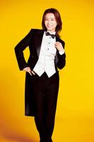 　黒のタキシード姿でほほえむ氷川きよし