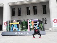 　大阪市役所の前でポーズを取る水道橋博士