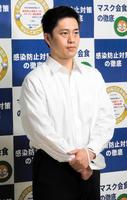 囲み取材に応じた吉村洋文知事＝３１日、大阪府庁