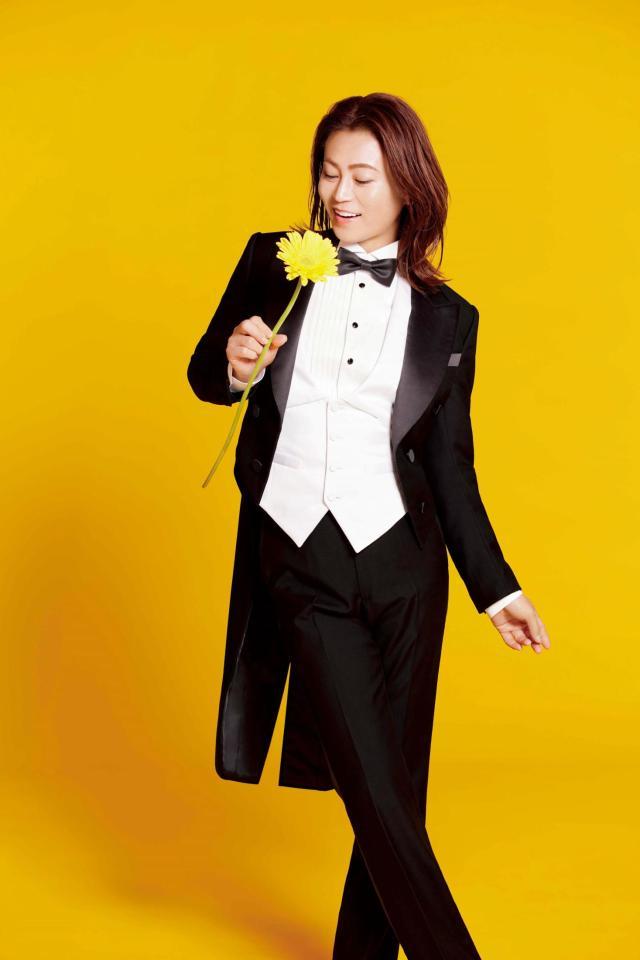 　アルバムに同封される写真集には花を愛でる美しいショットも