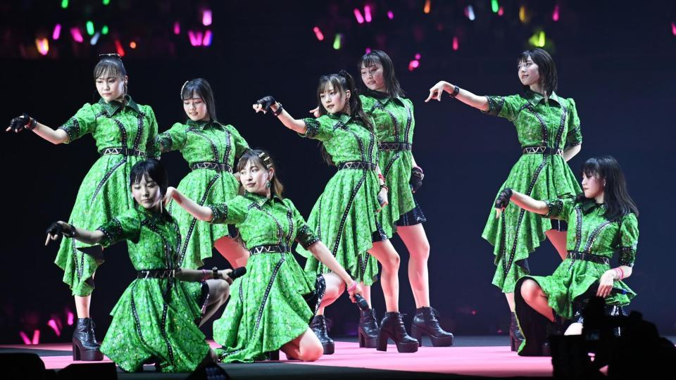 　引退ライブで熱唱するＪｕｉｃｅ＝Ｊｕｉｃｅの稲場愛香（右から４人目）ら＝東京・日本武道館（撮影・高石航平）