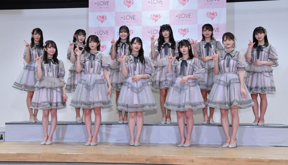 そろってポーズを決める＝ＬＯＶＥ（前列左から）大谷映美里、野口衣織、佐々木舞香、齊藤なぎさ、高（はしごだか）松瞳（後列左から）瀧脇笙古、齋藤樹愛羅、諸橋沙夏、音嶋莉沙、大場花菜、山本杏奈＝東京・六番町のソニー・ミュージックエンタテインメント（撮影・西岡正）