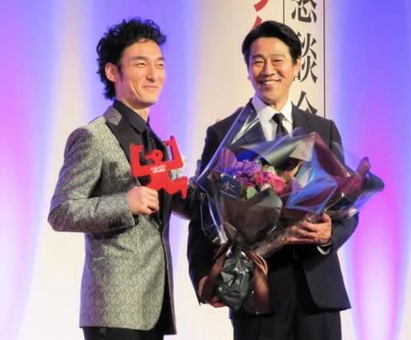 サプライズで駆けつけた堤真一（右）とともに笑顔がはじける草なぎ剛＝東京・渋谷