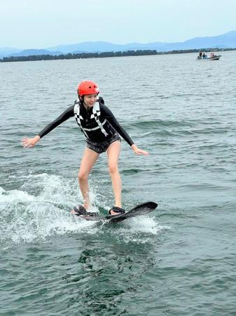 水上サイクリングに挑戦したＭＢＳの海渡未来アナウンサー（Ｃ）ＭＢＳ