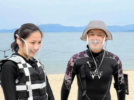 水上サイクリングに挑戦したＭＢＳの海渡未来アナウンサー（左）と山中真アナウンサー（Ｃ）ＭＢＳ