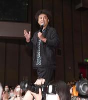 舞台の花道を歩き、あいさつをするムロツヨシ＝東京新橋のニッショーホール（撮影・園田高夫）