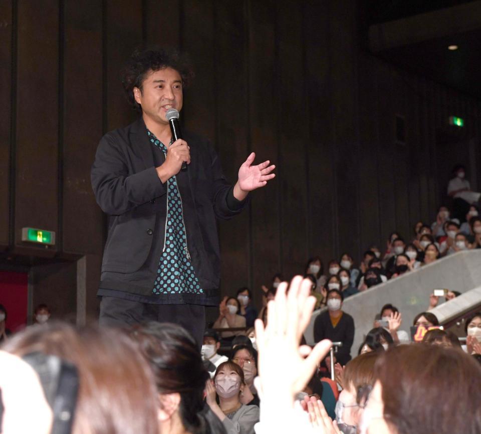 舞台の花道を歩き、あいさつをするムロツヨシ＝東京新橋のニッショーホール（撮影・園田高夫）