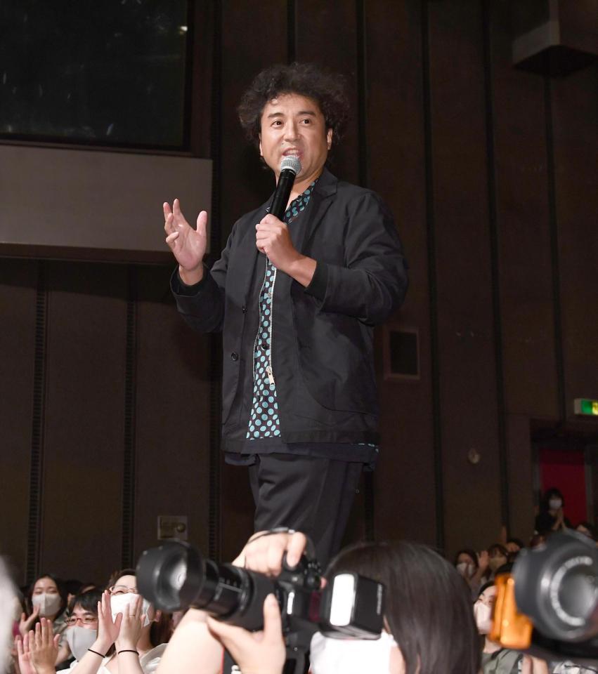 舞台の花道を歩き、あいさつをするムロツヨシ＝東京新橋のニッショーホール（撮影・園田高夫）