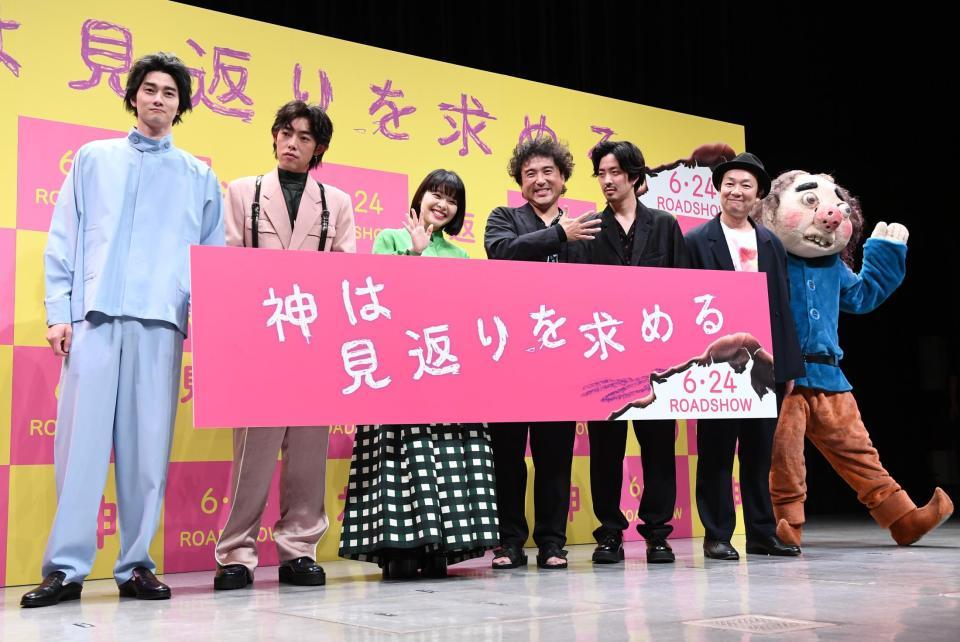 舞台あいさつに勢ぞろいした（左から）栁俊太郎、吉村界人、岸井ゆきの、ムロツヨシ、若葉竜也、田恵輔監督、ジェイコブ＝東京新橋のニッショーホール（撮影・園田高夫）