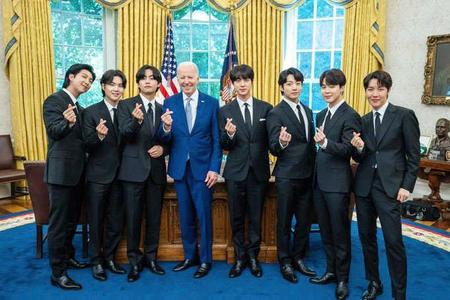 　５月３１日、ホワイトハウスでバイデン米大統領と記念写真に納まるＢＴＳのメンバー。左端がＲＭ（所属事務所提供、聯合＝共同）