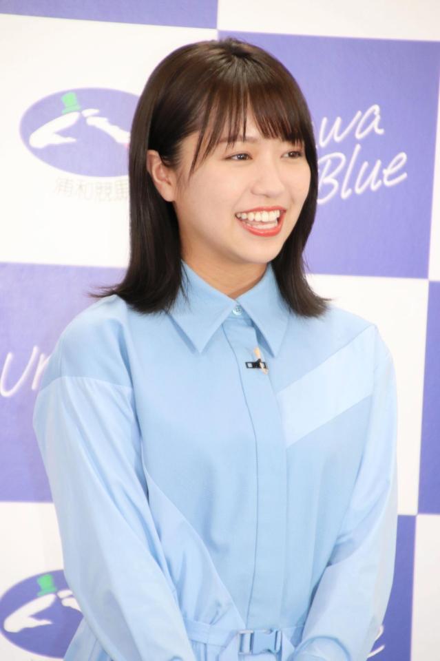 「ＵＲＡＷＡ　ＢＬＵＥ」をイメージした衣装の大原優乃＝埼玉・浦和競馬場