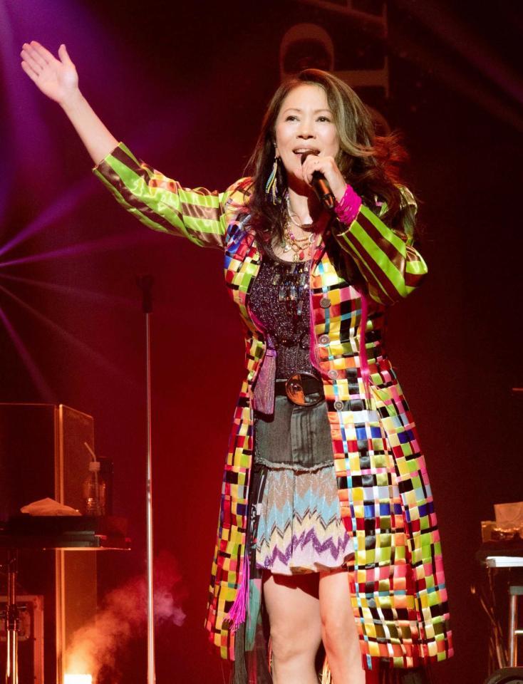 　初ライブで着用したジャケットを着て熱唱する大黒摩季