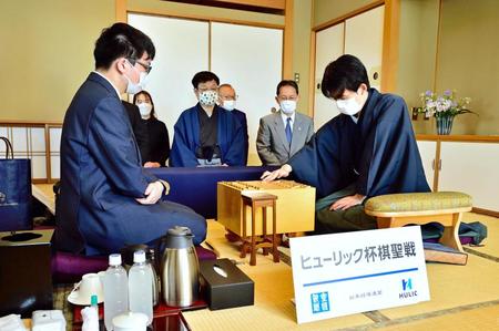 　挑戦者の永瀬拓矢王座（左）と藤井聡太棋聖＝日本将棋連盟提供