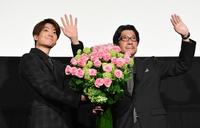 映画「冬薔薇」の初日舞台あいさつに登場した伊藤健太郎（左）と阪本順治監督＝東京・新宿ピカデリー（撮影・佐々木彰尚）