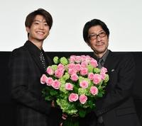 映画「冬薔薇」の初日舞台あいさつに登場した伊藤健太郎（左）と阪本順治監督＝東京・新宿ピカデリー（撮影・佐々木彰尚）