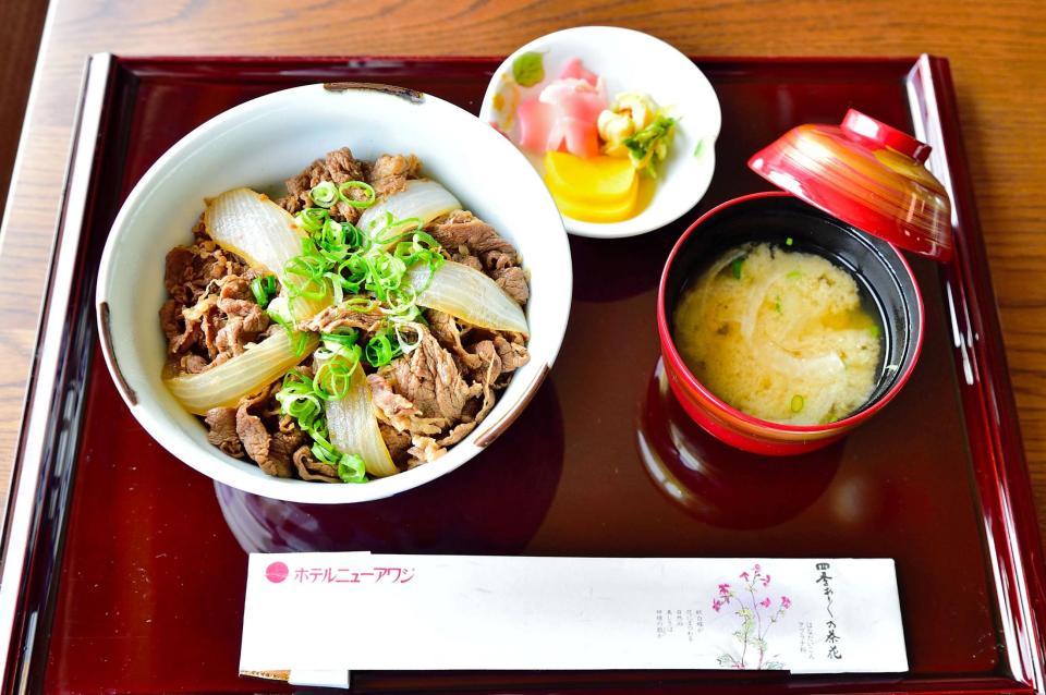 　藤井棋聖が注文した「淡路島牛丼」と「味噌汁」＝日本将棋連盟提供