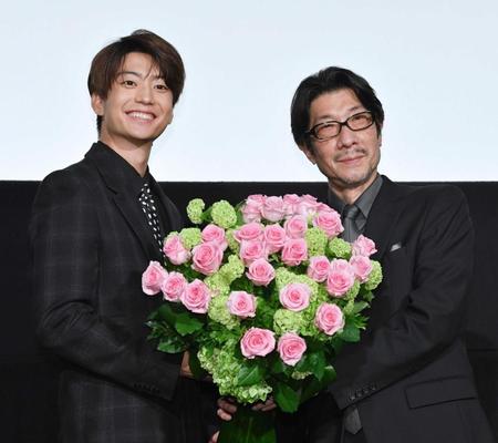 　初日舞台あいさつに登場した伊藤健太郎（左）と阪本順治監督