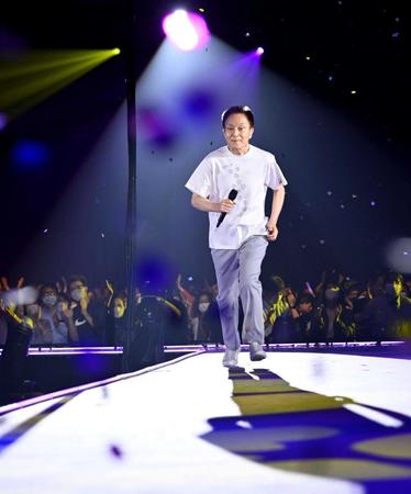 　ステージを走る小田和正＝福島・郡山のビッグパレットふくしま