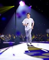 　ステージを走る小田和正＝福島・郡山のビッグパレットふくしま