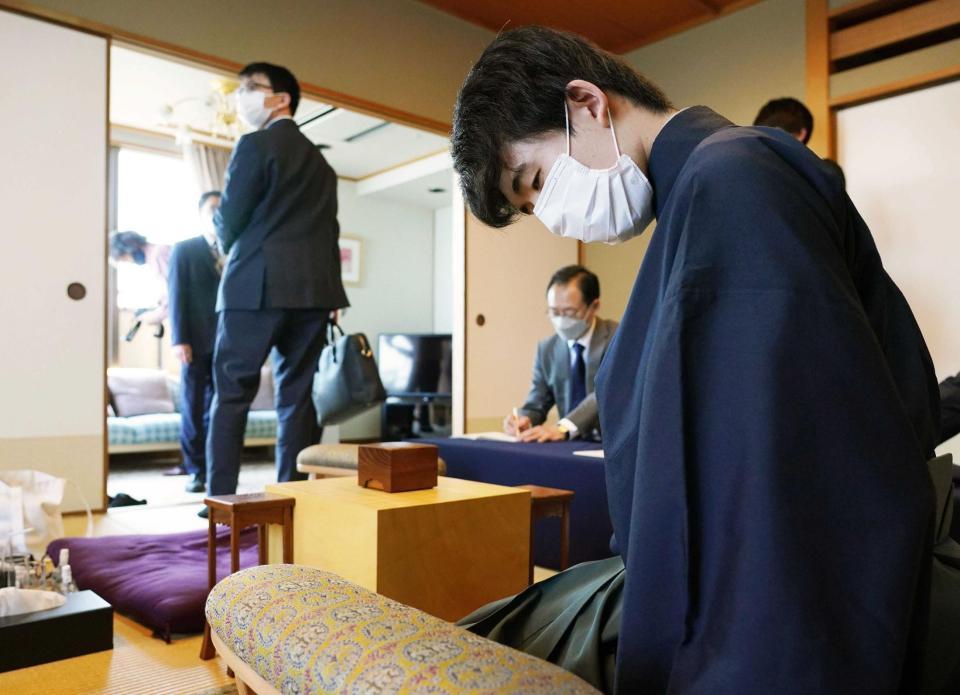 　千日手となり対局室から一旦引き上げる藤井聡太棋聖（右）と永瀬拓矢王座（代表撮影）