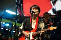 　４０周年ライブで熱唱するスターダスト☆レビューの根本要