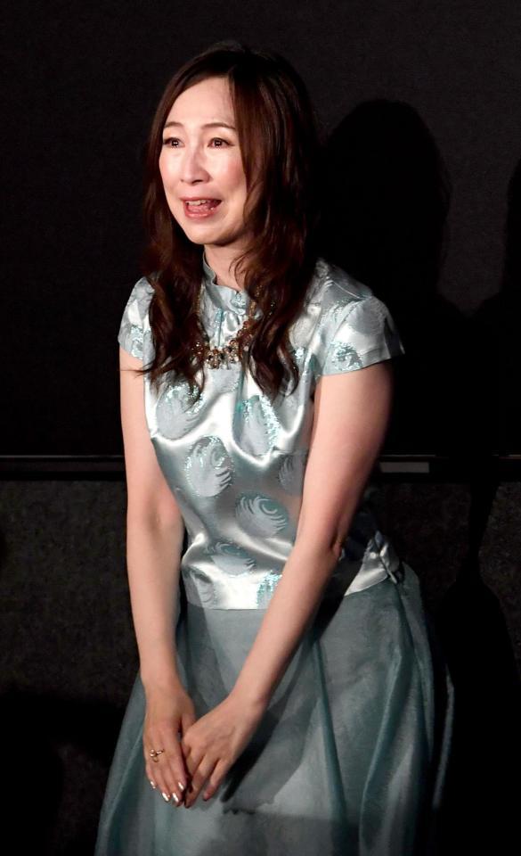 　感極まって涙する森口博子＝東京・丸の内ピカデリー１（撮影・佐藤厚）