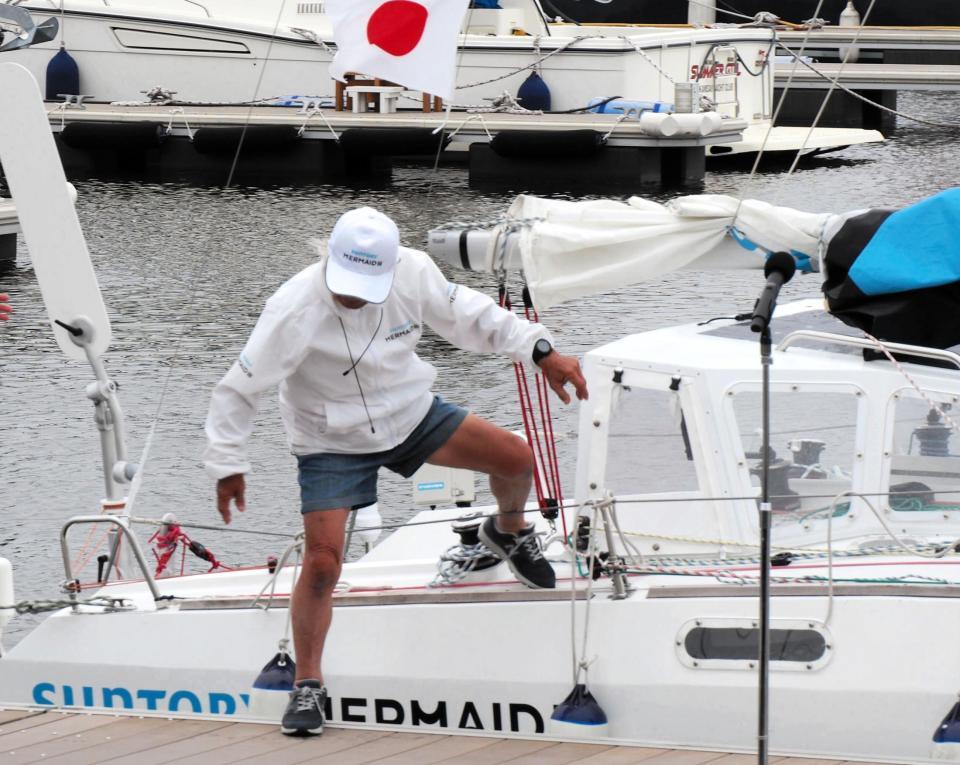 　下船する堀江謙一さん