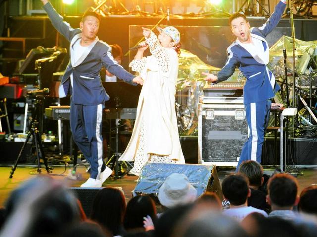 ドリカム吉田美和 無理やり無理やり温めるよ 曇天の空模様の中 ６曲熱唱 芸能 デイリースポーツ Online