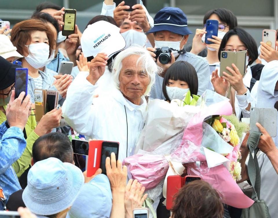 　帰港後に大勢の人たちに迎えられる堀江謙一さん（撮影・斎藤雅志）