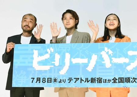　客席に手を振る（左から）宇野祥平、磯村勇斗、北村優衣（撮影・園田高夫）