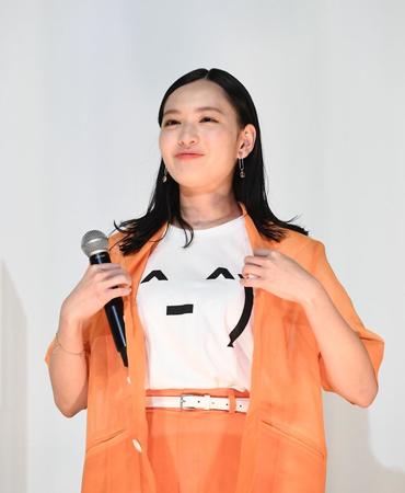 おそろいのＴシャツを着て舞台あいさつにのぞむ北村優衣＝テアトル新宿（撮影・園田高夫）