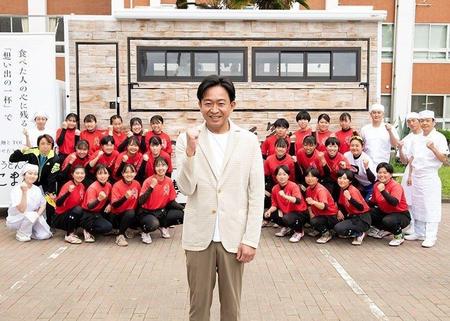 キッチンカー企画が始動し、都内高校の女子ソフトボール部を訪問した城島茂