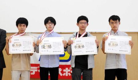 　高校生クラス（左から）三位・清水彰一さん、優勝・佐々原蓮さん、準優勝・石井航太朗さん、三位・田中優一さん