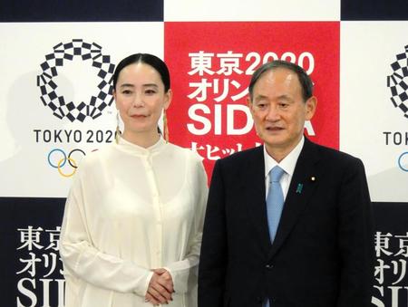 東京五輪公式映画を鑑賞後、河瀬直美総監督（左）と対談した菅前首相